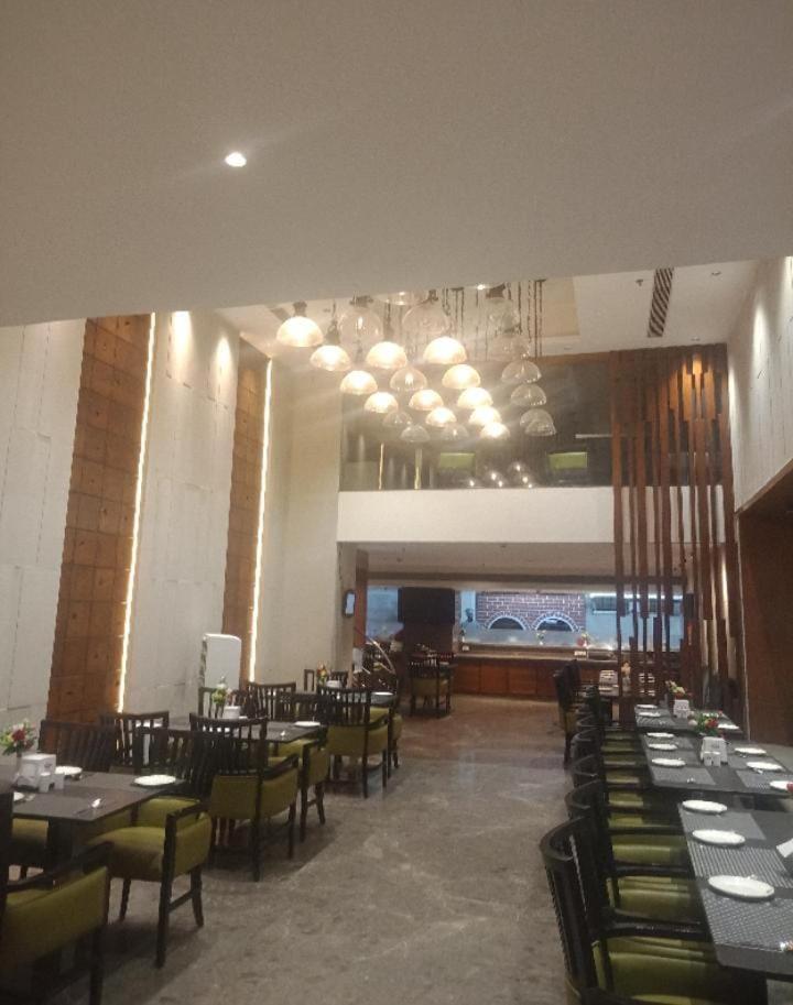 Blossom Rooms Hotel Vashishtha - Free Lunch Or Dinner- Free Breakfast Hyderabad Exterior photo