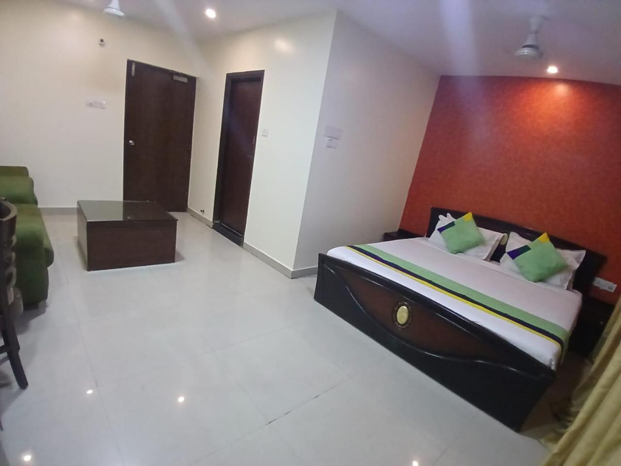Blossom Rooms Hotel Vashishtha - Free Lunch Or Dinner- Free Breakfast Hyderabad Exterior photo